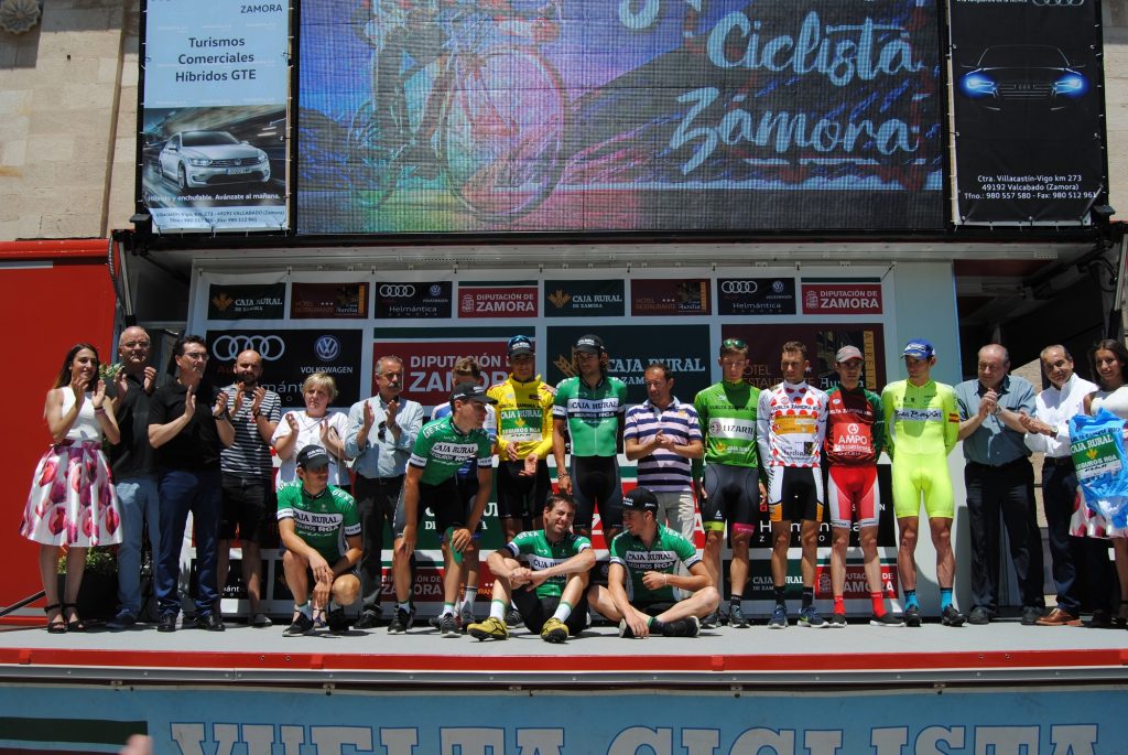 El podio final completo.