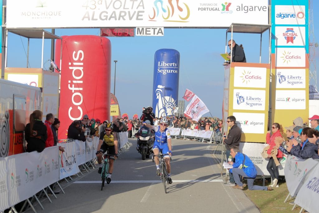 Martin fue más rápido que Roglic en los últimos metros. Foto: Volta ao Algarve