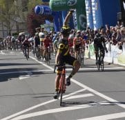 coquard-direct-energie-celebra-ultima-sarthe-2017