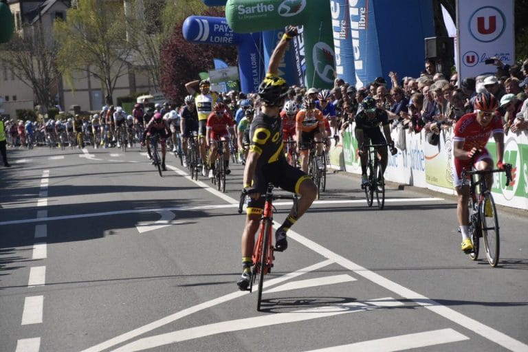 coquard-direct-energie-celebra-ultima-sarthe-2017