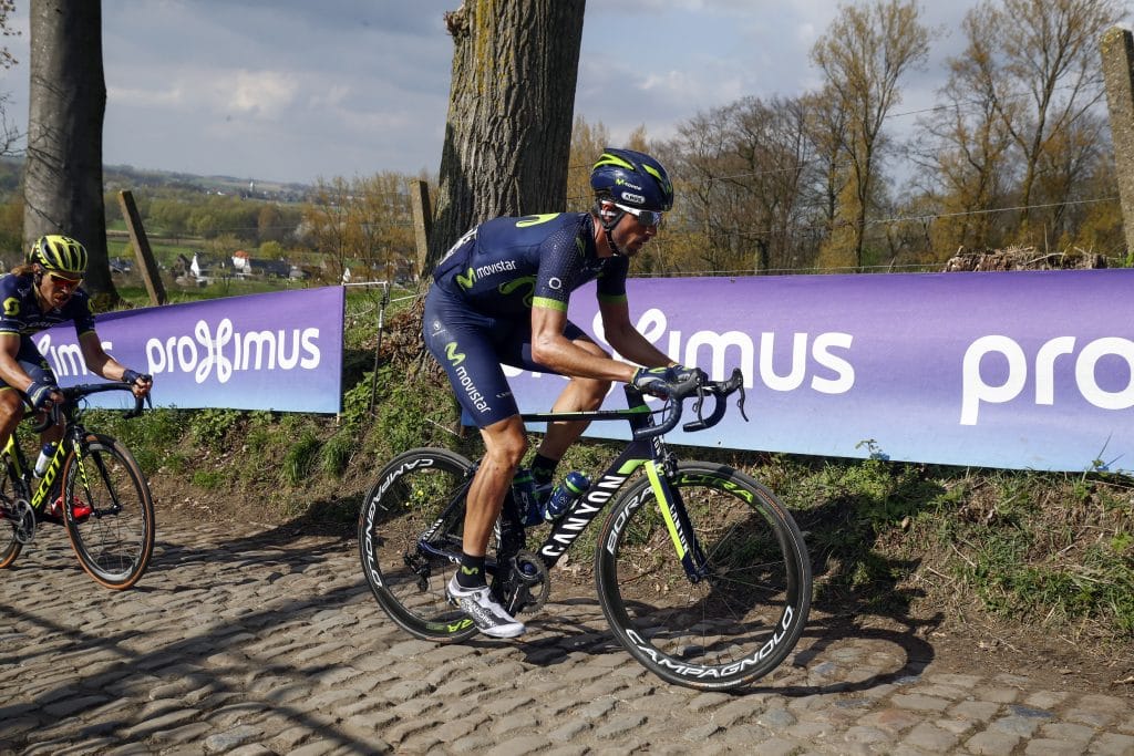 En un muro en De Ronde. Foto: Bettini / Movistar Team