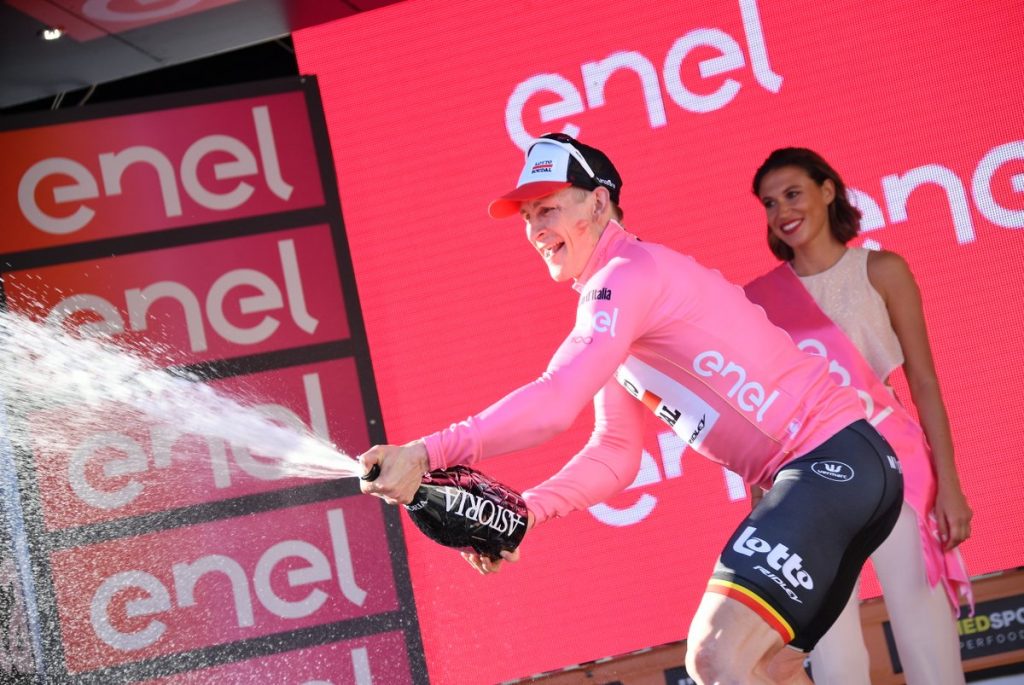 greipel-maglia-rosa-podio-2ª-etapa-giro-2017