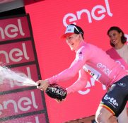 greipel-maglia-rosa-podio-2ª-etapa-giro-2017