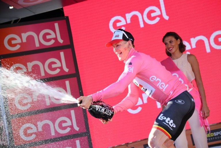 greipel-maglia-rosa-podio-2ª-etapa-giro-2017