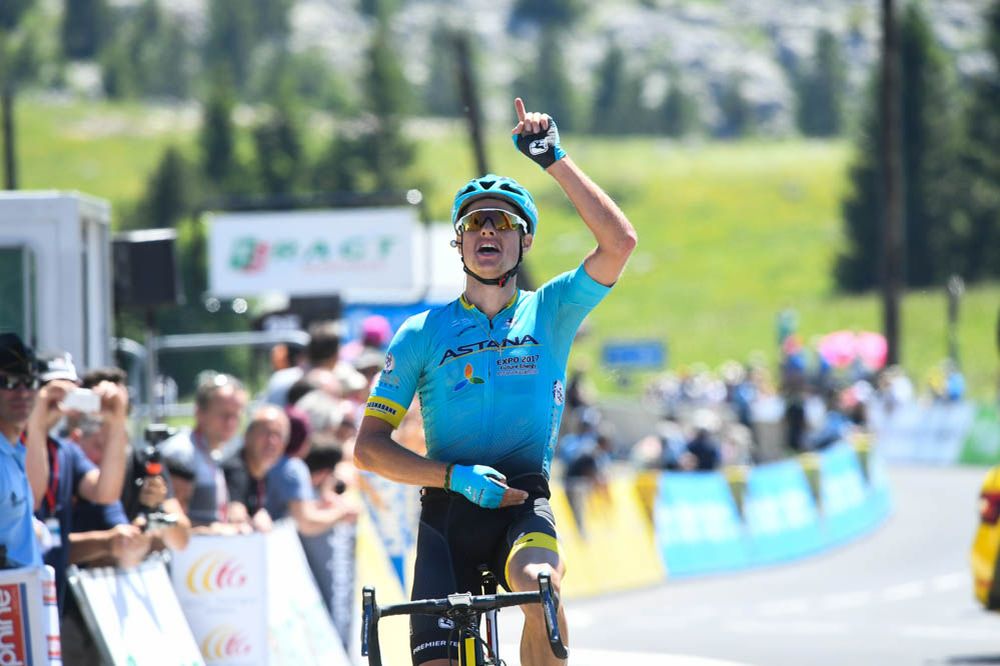 jakob-fuglsang-celebra-8ª-etapa-dauphine-2017