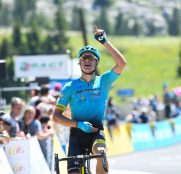 jakob-fuglsang-celebra-8ª-etapa-dauphine-2017