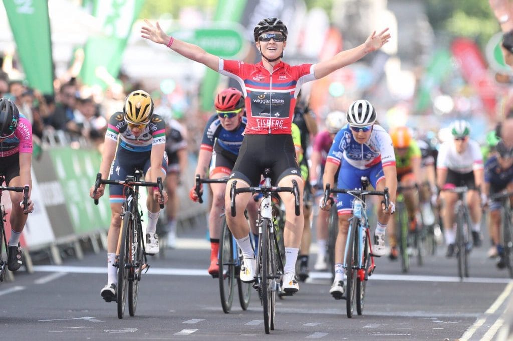 jolien-dhoore-celebra-ultima-womens-tour