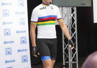 Santini y la UCI presentan su colección arcoíris (Vídeo y fotos)