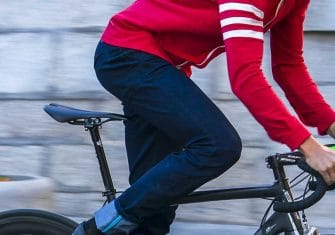 casual-cycling-transparent-camisa-roja-bici