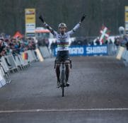 wout-van-aert-crelan-celebra-wc-zeven-2017