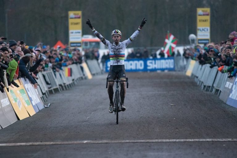 wout-van-aert-crelan-celebra-wc-zeven-2017