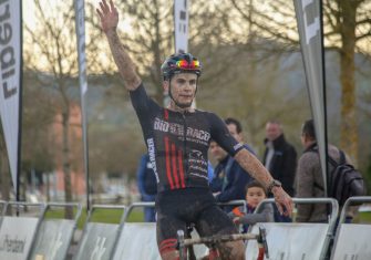 Kevin Suaréz termina el año con victoria en Villaviciosa