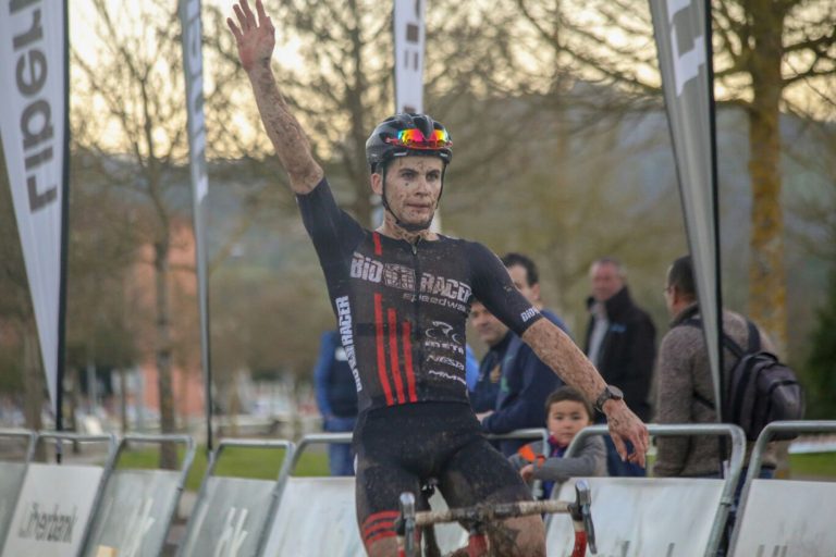 Kevin Suaréz termina el año con victoria en Villaviciosa