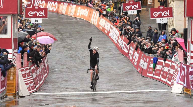 Strade Bianche: Van der Breggen se exhibe en Siena (Vídeo)