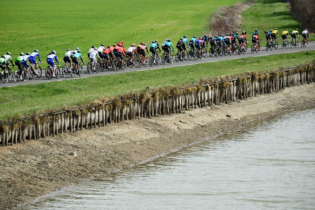 paris-niza-2019-etapa3-peloton