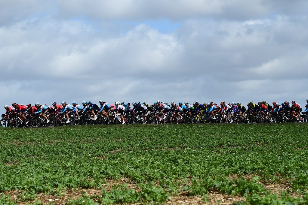 paris-niza-2019-peloton-1