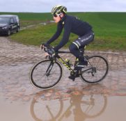 Matteo Trentin, con fractura torácica tras su caída en Roubaix