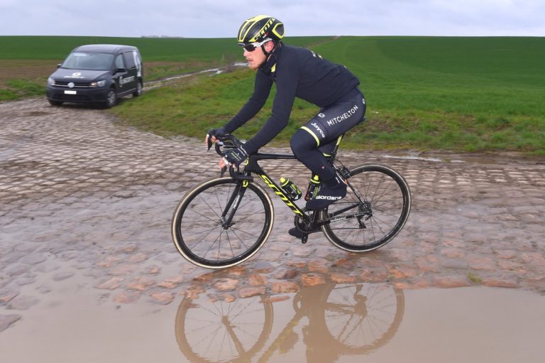 Matteo Trentin, con fractura torácica tras su caída en Roubaix