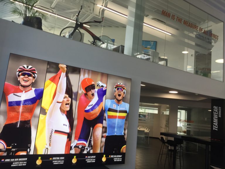 En el corazón de Bioracer: Los secretos de la ropa de grandes campeones