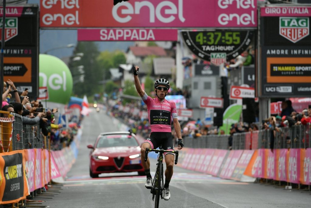 simon-yates-mitchelton-celebra-15ª-etapa-giro-sappada-2018