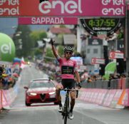 simon-yates-mitchelton-celebra-15ª-etapa-giro-sappada-2018