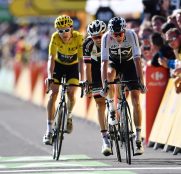 chris-froome-tom-dumoulin-chris-froome-tour-francia-2018-etapa14.