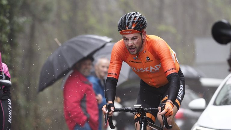 PEIO GOIKOETXEA GOIOGANA Eskutitz irekia. Kaixo! Urtea gogotsu hasi nuen, aukera berri hau gozatu eta denbora luzez kirol honetan jarraitzeko asmoz. Baina gauzak ez dira nahi eta espero bezala atera. Apirilaren erdialdean Route de Finisterre eta TroBroLeon klasikoak lehiatzen nengoela gaizki sentitzen hasi nintzen. Proba batzuk egin eta gero berriro ere erritmoa hartu eta lehiatzeko aukera lortzen saiatu nintzen, baina gero eta sentsazio eskasagoak nituen eta gerri aldean ziztadak gero eta nabariagoak ziren. Bertan konturatu nintzen aurten ez nuela gehiago lehiatuko. Entrenatzeko gaitasunik ere ez nuen. Geroztik mediku eta aditu askotatik pasa naiz eta proba askoren ondoren, eman dute arazoarekin. Aspaldiko estenosi baten ondorioz ezker giltzurrunak ez du bere funtzioa betetzen eta hurrengo egunetan operazioa egin eta hau kendu egingo didate, onurarik eman ez eta gainera infekzio puntu txarra baita dagoen egoeran. Eskerrak eman behar dizkiot Mendaro Ospilateko Peio Arrosagaray medikuari, egin beharreko probekin asmatu baitzuten eta horrek egoera asko azkartu baitu. Mila esker ere lehenengo momentutik EUSKADI talderi emandako konfiantza eta laguntza guztiagatik, burua lasai izaten lagundu bai didate. Jorge Azanza, Jesus Ezkurdia, Mikel Landak eta baita nire prestatzaile den Alex Diazek ere euren gertutasuna eta kezka adierazi didate eta horrek asko lagundu nau