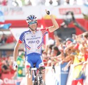 Vuelta España: Golpe de mano de Simon Yates; etapa para Pinot (Vídeo)