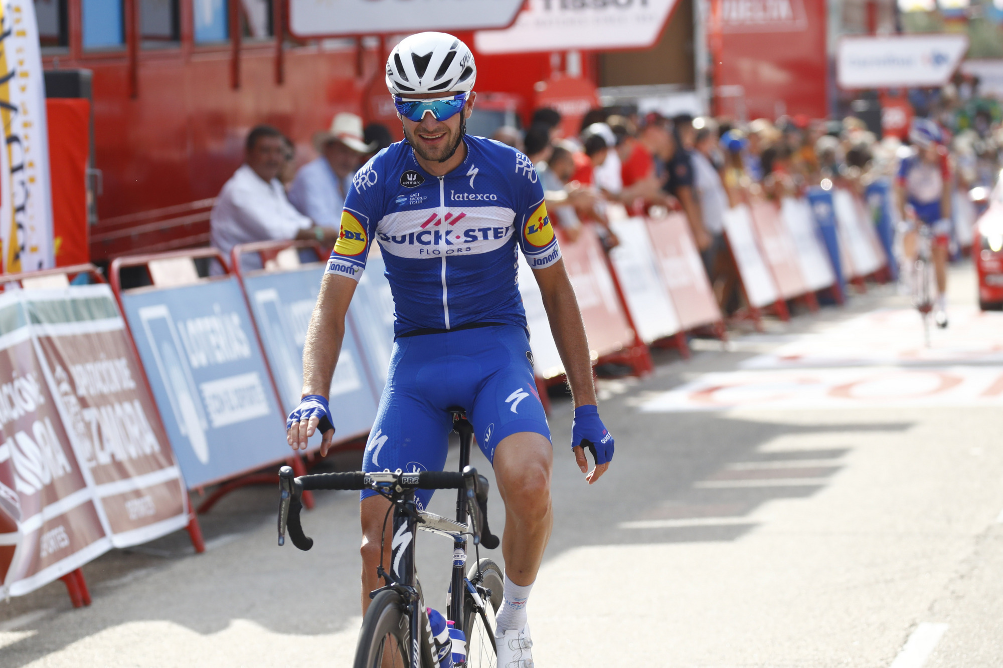 Pieter Serry pasa un control... en mitad de la Gala de Flandes Zikloland