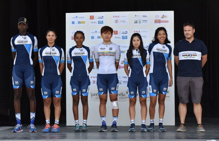 Mitchelton-Scott completa su dirección con un español