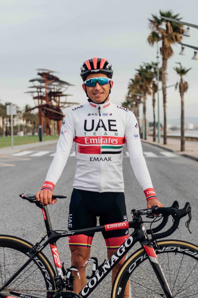sergio-henao-uae-team-emirates-2019-maillot