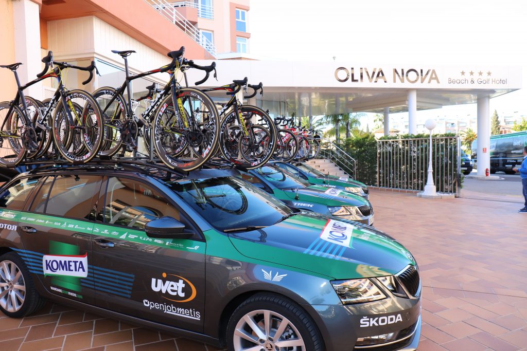 kometa-cycling-coche-presentacion-2019