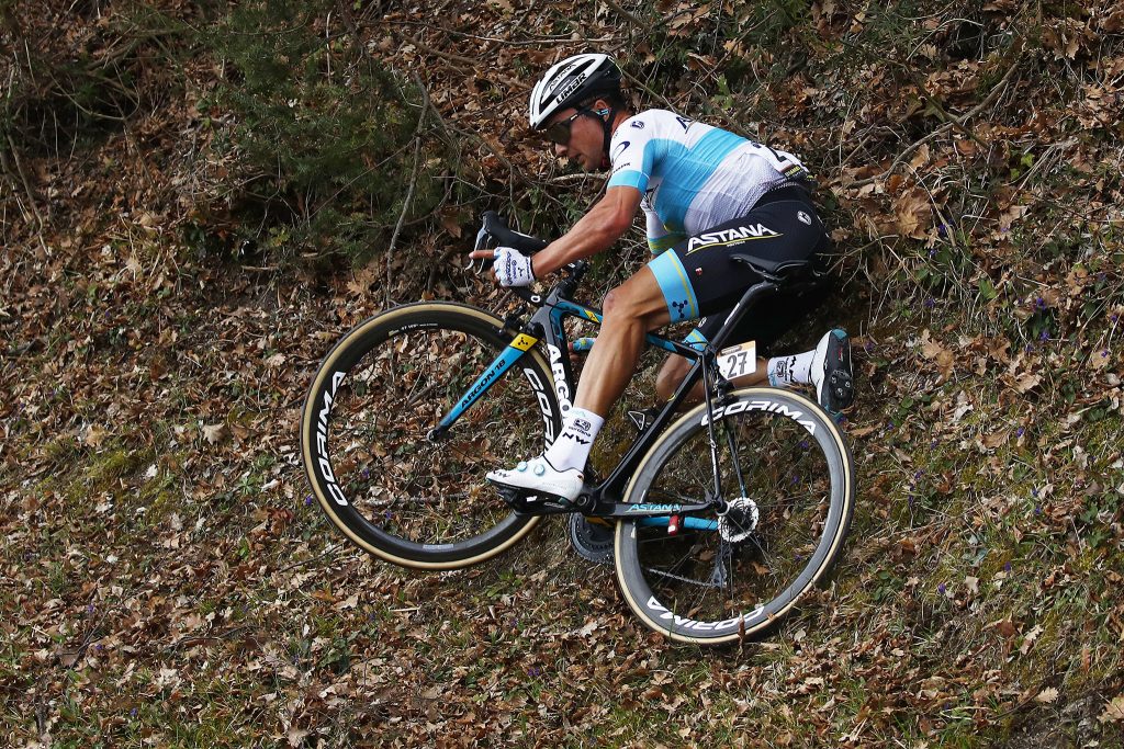 alexey-lutsenko-tirreno-adriatico-2019-etapa4-caida