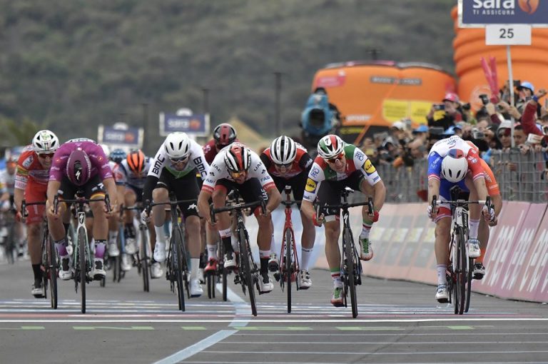 elia-viviani-fernando-gaviria-giro-italia-2019-etapa3