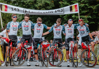 Galería de fotos: El sentido homenaje del pelotón a Bjorg Lambrecht