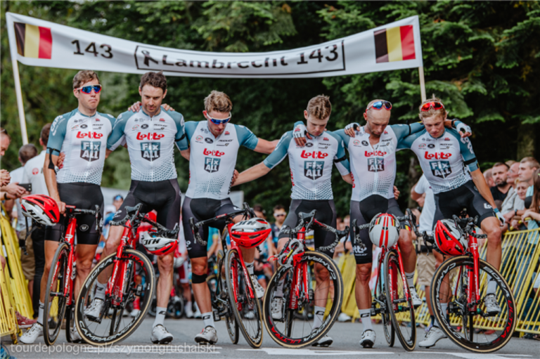 Galería de fotos: El sentido homenaje del pelotón a Bjorg Lambrecht