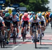 sam-bennett-jasper-philipsen-deceuninck-quickstep-tour-down-under-2020-etapa1