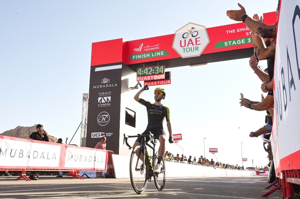 adam-yates-mitchelton-scott-uae-tour-2020-etapa3-meta-1