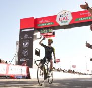 adam-yates-mitchelton-scott-uae-tour-2020-etapa3-meta-1