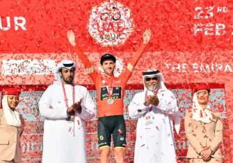 adam-yates-mitchelton-scott-uae-tour-2020-etapa3-podio