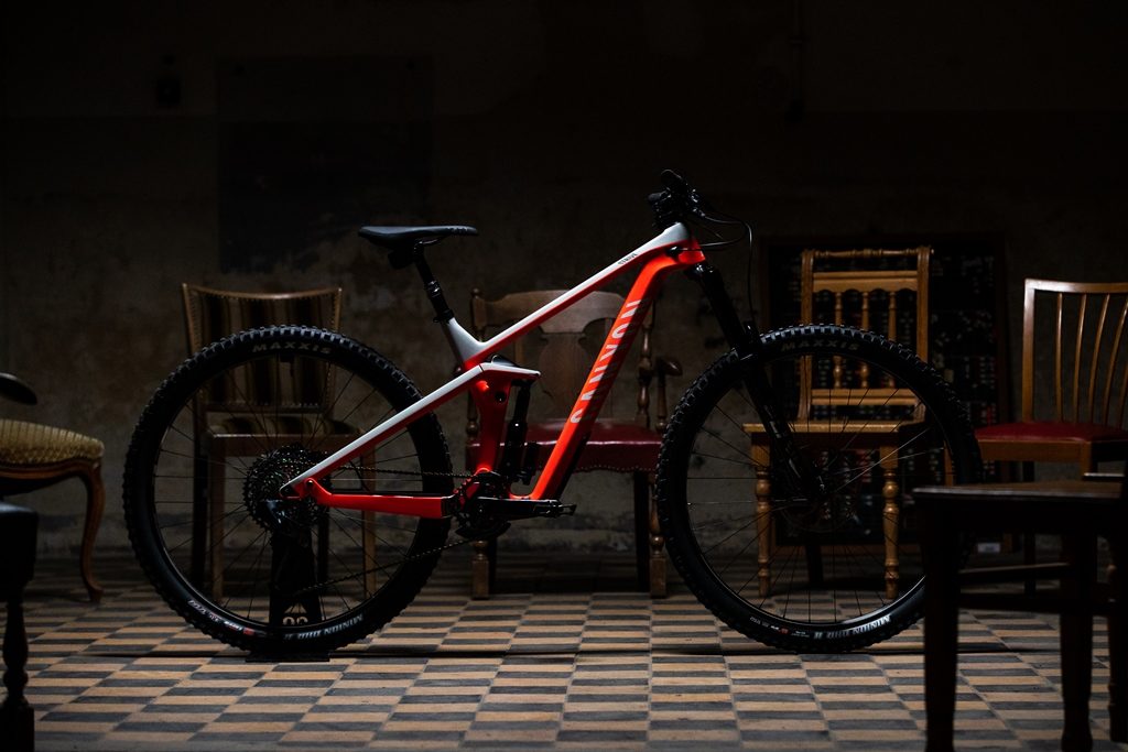 Enduro Canyon Strive CFR dos bicicletas en una Zikloland