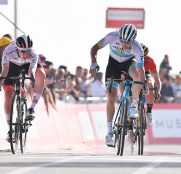 tadej-pogacar-alexey-lutsenko-uae-tour-2020-etapa5-meta