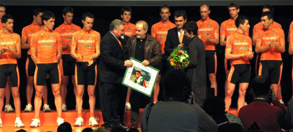 miguel-madariaga-euskaltel-euskadi-homenaje-agustín-sagasti