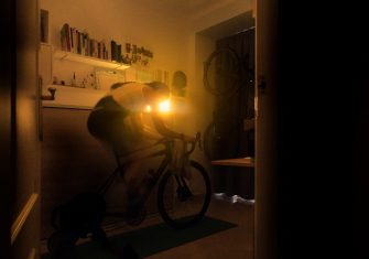 Luz en el confinamiento: Una ventana a la intimidad de 21 ciclistas