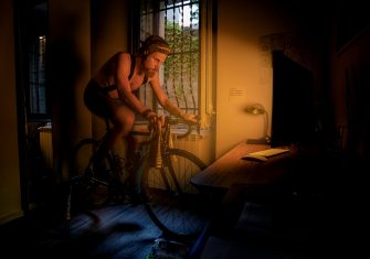 Luz en el confinamiento: Una ventana a la intimidad de 21 ciclistas