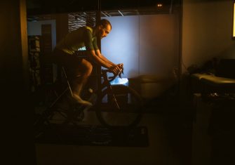 Luz en el confinamiento: Una ventana a la intimidad de 21 ciclistas