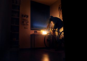 Luz en el confinamiento: Una ventana a la intimidad de 21 ciclistas