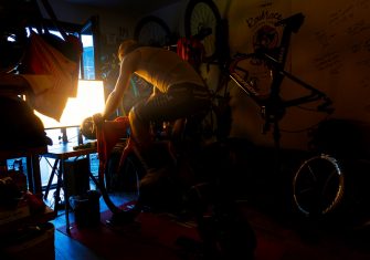 Luz en el confinamiento: Una ventana a la intimidad de 21 ciclistas