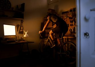 Luz en el confinamiento: Una ventana a la intimidad de 21 ciclistas