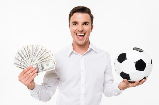 retrato-hombre-alegre-feliz-camisa-blanca_171337-12068